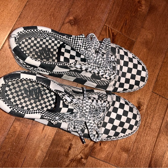 White and Black Checkered Pattern Vans Size 12 Men’s - Picture 3 of 4